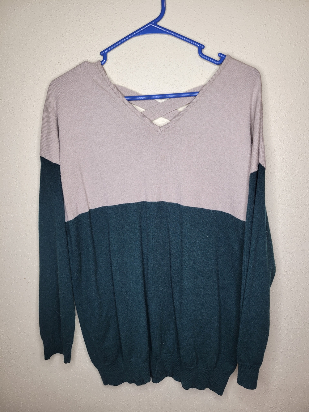 Two-Tone V-Neck Colorblock Women's Sweater - Pink & Teal